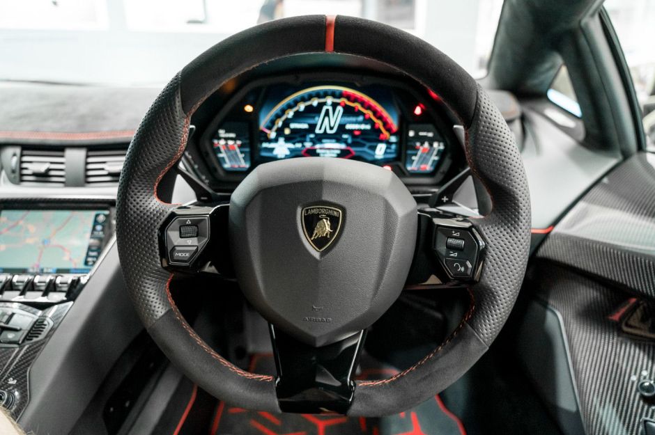 LAMBORGHINI AVENTADOR