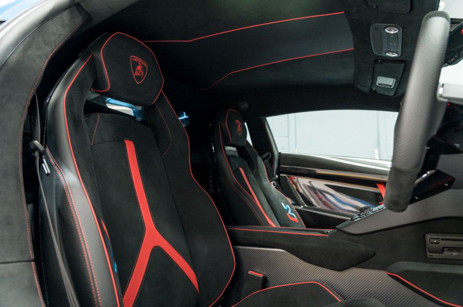 LAMBORGHINI AVENTADOR