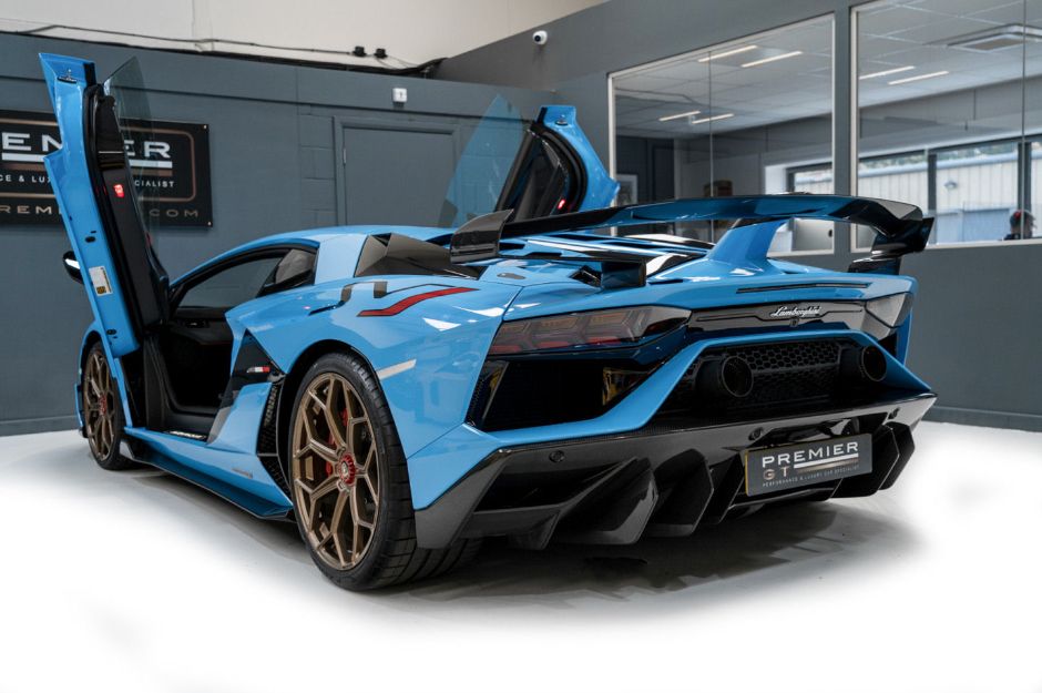 LAMBORGHINI AVENTADOR