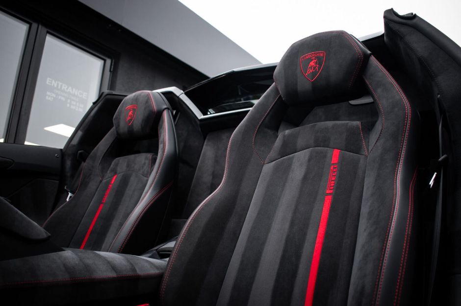 LAMBORGHINI AVENTADOR