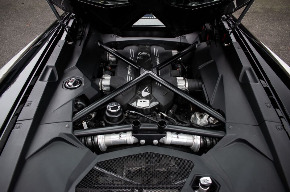 LAMBORGHINI AVENTADOR