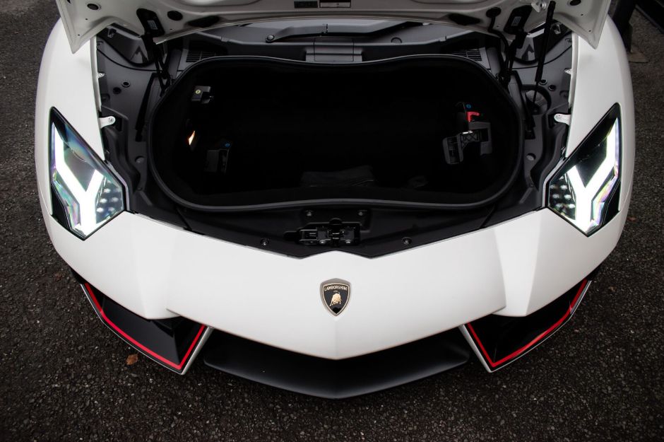 LAMBORGHINI AVENTADOR
