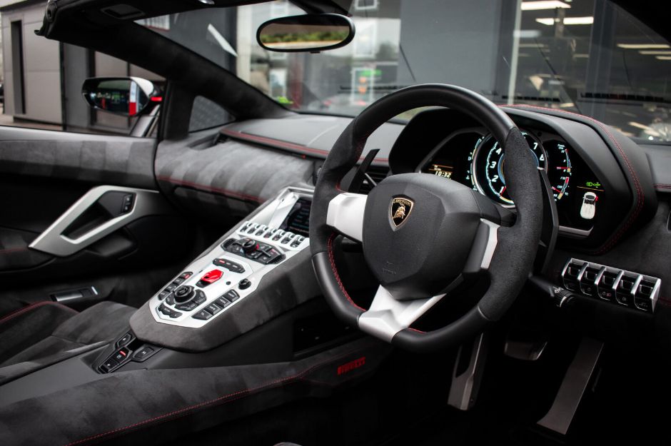 LAMBORGHINI AVENTADOR