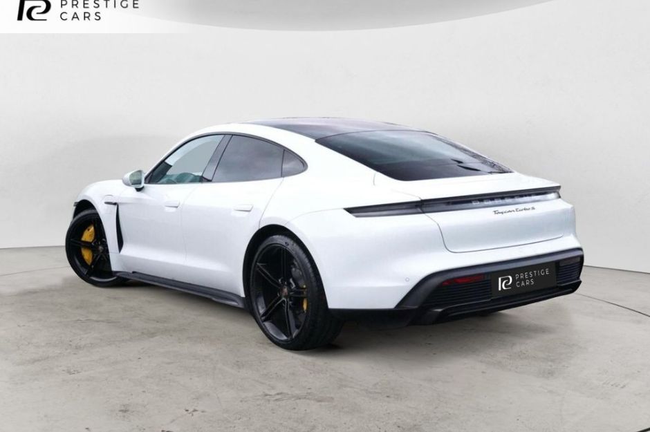 PORSCHE TAYCAN PERFORMANCE