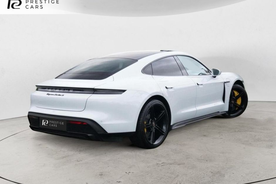 PORSCHE TAYCAN PERFORMANCE