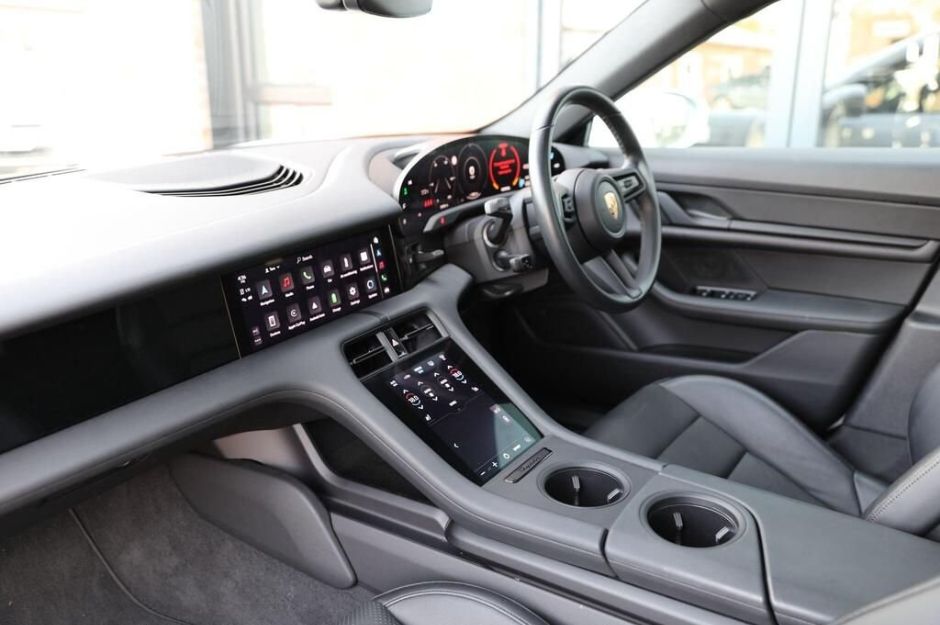 PORSCHE TAYCAN PERFORMANCE